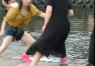 小姐姐落水时刻,小姐姐落水瞬间，英勇救援瞬间展开