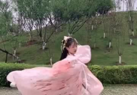 古装背影小姐姐在跑酷,跑酷街头演绎侠骨柔情